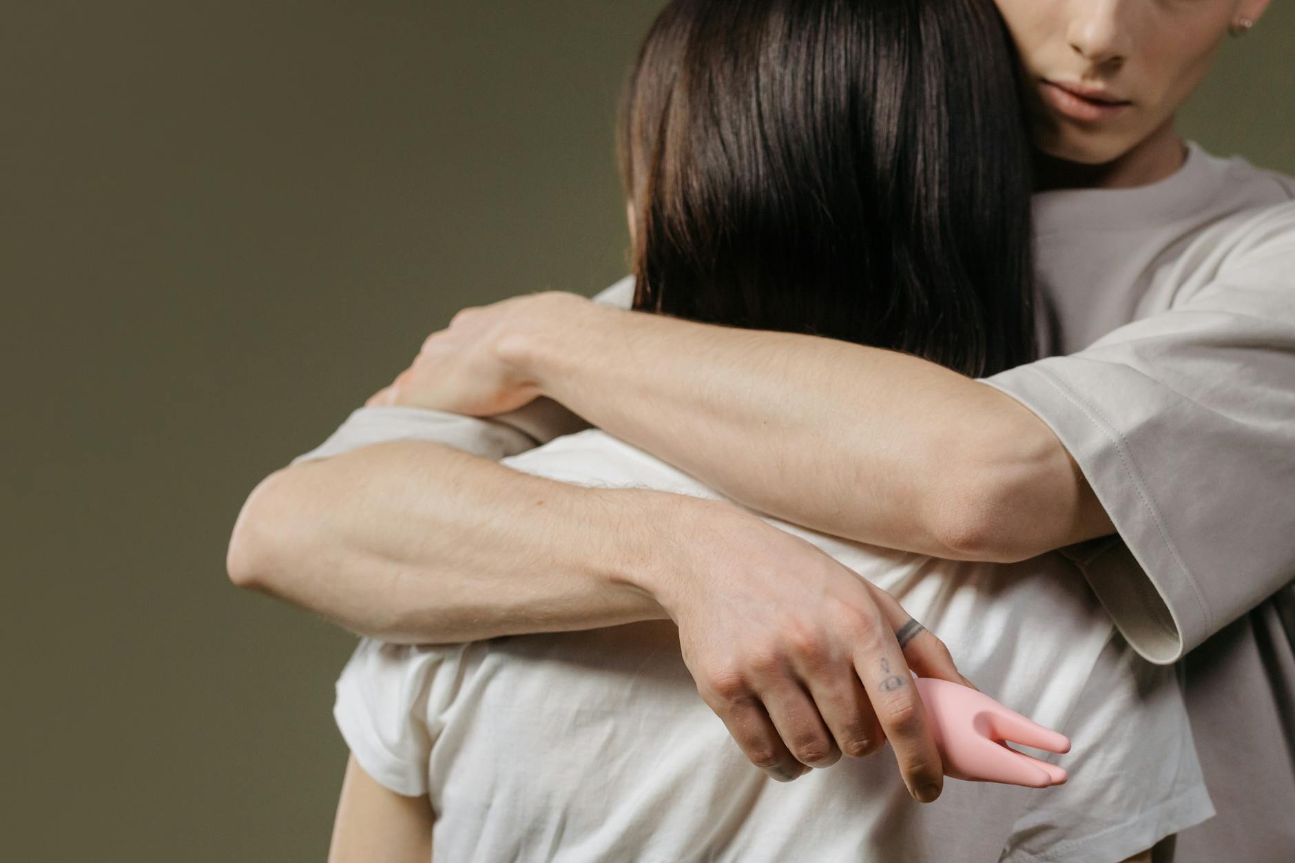 Pareja abrazada con intimidad y conexión emocional profunda